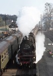 001 230-2 (01 230) kreuzt mit dem Eilzug Hof - Dortmund einen mit 051 242 wartenden Personenzug im Bahnhof Falls. (12.10.1971) <i>Foto: Peter Schiffer</i>