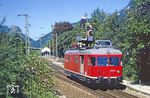 Eine Zugpause wurde von der Mannschaft des 701 065 genutzt, um einige Reparaturarbeiten an der Fahrleitung in Bischofswiesen durchzuführen. (21.09.1981) <i>Foto: Wolfgang Bügel</i>