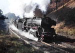 001 008-2 + 001 187-4 mit dem Eilzug Ludwigshafen - Hof auf der Schiefen Ebene zwischen Neuenmarkt-Wirsberg und Marktschorgast. (17.10.1972) <i>Foto: Peter Schiffer</i>