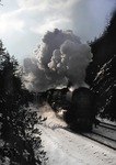 Am bekannten Fotostandpunkt des km 80 befördert 001 131-2 (01 131) den Eilzug Sarbrücken - Hof die Schiefe Ebene hinauf. (16.02.1973) <i>Foto: Peter Schiffer</i>