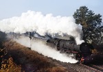 001 211-2 (01 211) hat die Schiefe Ebene am Einfahrsignal von Marktschorgast fast hinter sich gebracht. Am Zugschluß hilft 220 061 auf der 25 o/oo Steigung nach. (17.10.1972) <i>Foto: Peter Schiffer</i>