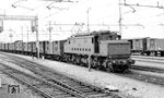 FS E 625.417 mit einem Güterzug in Paola am Tyrrhenischen Meer in Kalabrien. Sie war die erste Einheitslokomotivbaureihe für das 3-kV-Gleichstromsystem der Italienischen Staatsbahnen.  (09.07.1973) <i>Foto: Johannes Glöckner</i>