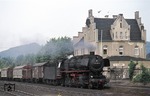 044 594-0 durchfährt mit Durchgangsgüterzug Dg 53067 (Gremberg - Betzdorf) den Bahnhof Schladern an der Sieg. (04.07.1975) <i>Foto: Peter Schiffer</i>