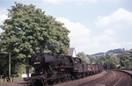 Mit Auflösung der BD Wuppertal wurde am 01. Februar 1974 das Bw Betzdorf der BD Essen zugewiesen. Im Sommerfahrplan 1975 waren in Betzdorf lediglich noch 5 Maschinen stationiert.Hier befördert 050 904-2 den Übergabezug 69618 nach Wissen durch den Bahnhof Niederhövels. (21.08.1975) <i>Foto: Peter Schiffer</i>