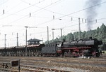 044 596-5 mit dem Kieszug Gdg 57979 in der Südausfahrt des Rangierbahnhofs Gremberg. Im Hintergrund Stellwerk "Gsf". (26.06.1975) <i>Foto: Peter Schiffer</i>