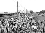Reisende auf dem Berliner S-Bahnhof Schönefeld. (1964) <i>Foto: Historische Sammlung der Deutschen Bahn AG</i>