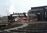 24 009 der Arbeitsgemeinschaft Eisenbahn-Kurier im Bw Gremberg. Der alte Schuppen ist längst der Spitzhacke zum Opfer gefallen, hinten rauscht heute der ICE nach Frankfurt vorbei. (01.03.1975) <i>Foto: Peter Schiffer</i>