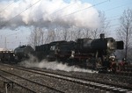 051 494-3 (50 1494) fährt mit einem Nahgüterzug aus Hohenbudberg in den Rangierbahnhof von Köln-Nippes ein. (06.02.1975) <i>Foto: Peter Schiffer</i>