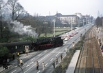 24 009 überquert auf dem Verbindungsgleis von Köln-Bonntor zum Hafen das Oberländer Ufer. Die Aufnahme entstand von der Südbrücke aus. (01.03.1975) <i>Foto: Peter Schiffer</i>