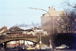 Die Gremberger Schnapszahlnummer (50 2222) überquert mit einem Nahgüterzug nach Köln-Nippes die Eisenbahnüberführung Bachemer Straße am Bahnhof Köln-Süd (26.02.1975) <i>Foto: Peter Schiffer</i>