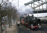 24 009 mit einem Sonderzug im Kölner Hafen. Oben die Südbrücke. (01.03.1975) <i>Foto: Peter Schiffer</i>