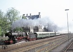 050 142-9 (50 142) befördert einen Sonderzug nach Niedermendig im Bahnhof Kruft. Am Zugschluß hängen die Wagen des historischen Rheingoldzuges. (11.05.1975) <i>Foto: Peter Schiffer</i>