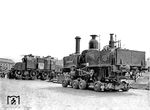 Die Bockwaer Eisenbahngesellschaft, Eigentümer einer Kohlenbahn bei Bockwa im Zwickauer Steinkohlenrevier, erwarb zur Betriebseröffnung 1861 von Hartmann in Chemnitz zwei Tenderlokomotiven mit den Namen "Bockwa" und "Muldenthal" der Bauart 1B n2t. Beide Lokomotiven blieben bis zur Auflösung der Gesellschaft 1909 im Dienst. Die "Muldenthal" blieb noch bis 1952 bei den Zwickauer Kohlenbahnen als Werklokomotive in Betrieb und wurde danach für eine museale Erhaltung sichergestellt. Sie war seinerzeit mit 91 Einsatzjahren die älteste betriebsfähige Lokomotive in Deutschland. Seit 1956 gehört sie zum Bestand des Verkehrsmuseums Dresden. Die 1952 aus der UdSSR zurückgekommene E 71 30 wurde in den 1960er Jahren restauriert und kam ebenfalls ins Verkehrsmuseum Dresden. Das Bild zeigt beide Loks auf Culemeyer-Straßenroller verladenen auf dem Weg ins Museum.  (18.04.1962) <i>Foto: Gerhard Illner</i>