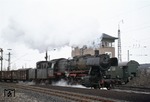 052 289-6 (50 2289) passiert mit Nahgüterzug 64667 auf dem Weg nach Gremberg das Stellwerk "Nsf" am Güterbahnhof Köln-Nippes. (04.04.1975) <i>Foto: Peter Schiffer</i>