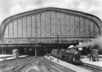 17 1135 steht mit ihrem Schnellzug nach Berlin Lehrter Bf zur Abfahrt bereit. (1929) <i>Foto: Werner Hubert</i>