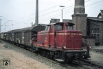 261 671-2 mit einem Übergabezug aus Köln-Butzweiler im Güterbahnhof Köln-Nippes. Im Hintergrund die Bw-Anlagen. (04.04.1975) <i>Foto: Peter Schiffer</i>
