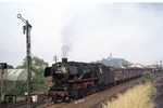Ausfahrt frei für 044 592-4 (44 1596) und Ng 63170 im Bahnhof Siegburg. Über der Szenerie trohnt der Michelsberg mit der Benediktinerabtei. (12.06.1975) <i>Foto: Peter Schiffer</i>
