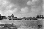 Die 128 m lange Rheinbrücke Konstanz ist eine kombinierte Straßen- und Eisenbahnbrücke. Über sie führt eingleisig die Hochrheinstrecke über Radolfzell, Schaffhausen nach Basel. Das Bild zeigt eine P 8 auf der neuen Brücke, die zwischen 1936 und 1938 gebaut wurde und die erste Brücke von 1863 ersetzte.  (11.1938) <i>Foto: RVM (Schlang)</i>