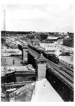 Eine Lok der Baureihe 37 (pr. P 6) passiert mit einem Personenzug die doppelstöckige Drehbrücke über den Pregel am Königsberger Hauptbahnhof. (1932) <i>Foto: RVM</i>