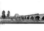 93 655 verlässt mit P 2416 die Rheinbrücke in Rüdesheim. Sie stellte die Verbindung von der rechten Rheinstrecke ins Nahetalbahn zwischen Bingen und Rüdesheim dar. Am 15.03.1945 wurde sie durch deutsche Pioniere gesprengt und nach dem Krieg nicht wieder aufgebaut. (1928) <i>Foto: DLA Darmstadt</i>