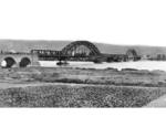 Der Bau der "Hindenburgbrücke" erfolgte aus militärstrategischen Erwägungen zwischen 1913 und 1915. Sie war Teil einer "Brückenfamilie" aus drei ähnlichen Eisenbahnbrücken über den Rhein, die beiden anderen waren die "Kronprinzenbrücke" bei Urmitz und die "Ludendorffbrücke" bei Remagen. Der zivile Verkehr war allerdings so gering, dass die Reichsbahn zwischen die Gleise eine Fahrbahn für Kraftfahrzeuge verlegen ließ, die die Brücke zum Preis von 4 RM überqueren durften. Lediglich bei den seltenen Zugfahrten wurde sie für den Kraftfahrzeugverkehr gesperrt. (1930) <i>Foto: RVM</i>