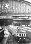 Triebwagen DT 63 der Lübeck-Büchener-Eisenbahn verlässt Hamburg Hbf. Der erst 1934 bei Wismar gebaute Triebwagen (DT 4) wurde aufgrund von Kriegsschäden bereits am 21.12.1943 ausgemustert. (1936) <i>Foto: Walter Hollnagel</i>
