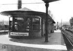 Kiosk auf dem Bahnsteig in Saalfeld/Saale, auf dem für das gute Falkensteiner Bier geworben wird. Als schwache Silhouette ist hinter den Ausfahrsignalen die Gitterbrücke in der Südausfahrt zu erkennen, die im Zweiten Weltkrieg bei Luftangriffen zerstört und nicht wieder aufgebaut wurde. (1934) <i>Foto: RVM</i>