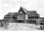 Das Empfangsgebäude von Remscheid Hbf im Bergischen Land. Sowohl das stattliche Gebäude als auch die rechts sichtbare Bahnhofshalle sind nicht mehr existent. Die Bahnhofshalle wurde aufgrund der Kriegseinwirkungen bereits in den fünfziger Jahren abgerissen, das Bahnhofsgebäude fiel im Jahre 2007. Ein geplanter Neubau ist mangels Investoren nicht mehr in Sicht. (1913) <i>Foto: RVM</i>