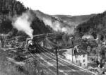 Starleistung der Nürnberger S 3/6 waren die Schnellzüge Berlin - München auf der Frankenwaldbahn. Hier befördert 18 514 auf der Nordrampe der Frankenwaldbahn den D 40 bei Lauenstein. Am Zugschluss schiebt eine bayr. Gt 2x 4/4 (Baureihe 96). (1932) <i>Foto: RVM (Köditz)</i>