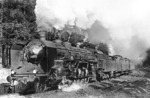 19 019 vor E 105 auf der Sachsen-Franken-Magistrale im Tharandter Wald zwischen Dresden und Freiberg. (1934) <i>Foto: RVM</i>