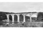 Eine unbekannte pr. P 8 (Baureihe 38.10) überquert mit einem Personenzug die 120 m lange Fuldabrücke bei Kragenhof. Nachdem die Brücke im April 1945 gesprengt wurde, entstand zwischen 1947 bis 1949 an gleicher Stelle eine neue stählerne Fachwerkbrücke. Mit der aktuellen Fuldatalbrücke Kragenhof verbindet man heute das 249,6 m lange Überführungsbauwerk auf der Schnellfahrstrecke Hannover–Würzburg bei Streckenkilometer 133,2. (1927) <i>Foto: RVM</i>