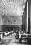 Der Speisesaal 2. Klasse im "neuen" Düsseldorfer Hauptbahnhof, der zwischen 1932 und 1936 nach einem Entwurf der Reichsbahndirektion Wuppertal (Architekten: Krüger und Eduard Behnes) im sachlichen Architekturstil (Backsteinlochfassade mit gliedernden Natursteinelementen) mit markantem Uhrenturm errichtet wurde. (1936) <i>Foto: RVM (Eckler)</i>