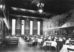 Der Speisesaal 2. Klasse im "neuen" Düsseldorfer Hauptbahnhof. Der gründerzeitliche Vorgängerbau aus dem späten 19. Jahrhundert wurde im Zuge des Neubaus (1932-1936) abgetragen. (1936) <i>Foto: RVM (Eckler)</i>