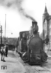 Ein Personenzug der Breslau–Trebnitz–Prausnitzer Kleinbahn AG in Breslau Kleinbahn Personenbahnhof. Die in 750 mm Schmalspur angelegte Kleinbahn begann zunächst am 1. Juli 1898 in dem nördlich der Alten Oder gelegenen Ort Karlowitz, der 1924 nach Breslau eingemeindet wurde. Sie führte in nördlicher Richtung bis zu der im Katzengebirge liegenden Stadt Trebnitz. (1942) <i>Foto: RVM (Ittenbach)</i>