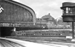 Wendezug der Lübeck-Büchener-Eisenbahn nach Travemünde verlässt Hamburg Hbf. (1936) <i>Foto: H.Hartz, Hamburg</i>