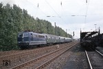 184 003 passiert mit einem Personenzug nach Krefeld den Güterbahnhof von Köln-Nippes. (20.08.1974) <i>Foto: Peter Schiffer</i>