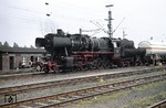 Die Gremberger "Starlok" war zum Ende der Dampfzeit die mit Wannentender ausgerüstete 50 2428 (052 428-0), die durch ein bestimmtes Lokpersonal immer bestens gepflegt wurde. Hier wartet sie mit Ng 64665 im Bezirk IV des Nippeser Güterbahnhofs auf Ausfahrt nach Gremberg. (28.05.1974) <i>Foto: Peter Schiffer</i>