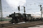 Wiederum der Ng 64665 nach Gremberg, diesmal mit der Neusser 050 853-1 (50 853) bei der Ausfahrt aus Köln-Nippes Pbf. Obwohl bereits z-gestellt wurde die Maschine mit dem Dampfende in Neuss (19.04.1975) am 31. Mai 1975 noch buchmäßig nach Stolberg umstationiert. (17.01.1975) <i>Foto: Peter Schiffer</i>