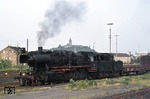 050 190-8 wartet im Bahnhof Siegburg vor der Kulisse der Michelsburg mit Ng 64152 auf Ausfahrt nach Gremberg. (11.06.1975) <i>Foto: Peter Schiffer</i>