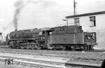 Noch ein Blick auf den Öltender der PKP Ty4-129 (ex 44 419) im Bw Chojnice (Konitz). Anscheinend ist die Lok mit einem ehemaligen preußischen Tender 2'2' T31,5 gekuppelt worden, der nachträglich dann noch den Ölaufsatz erhielt. (09.08.1973) <i>Foto: Johannes Glöckner</i>