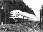 61 001 auf Versuchsfahrt mit dem Henschel-Wegmann-Zug im Sachsenwald bei Hamburg. (1938) <i>Foto: Walter Hollnagel</i>