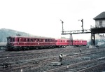 Am Stellwerk “Ub” (Unterbarmen) fährt auf dem Ferngleis VT 25 501 mit zwei Steuerwagen VS 145 vorbei, der sich als Et 324 auf dem Weg nach Köln befindet. Ursprünglich bei der Reichsbahn im Jahre 1935 in Dienst gestellt, verblieben nach dem Krieg bei der Bundesbahn lediglich sechs Fahrzeuge, die als VT 25.5 eingereiht wurden und zum Aufnahmezeitpunkt allesamt beim Bw Köln Bbf beheimatet waren. Im Hintergrund der Höhenzug “Hardt”. (13.03.1956) <i>Foto: Gerhard Moll</i>
