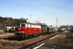 Die DB-Museumslok V 160 003 mit dem DGEG-Museumszug im Bahnhof Remscheid-Lennep. Anlässlich eines Bahnhofsfestes in Remscheid Hbf wartet der Leerreisezug Lr 36280 die Überholung eines planmäßigen Reisezuges nach Solingen-Ohligs ab. (27.04.1986) <i>Foto: Joachim Bügel</i>