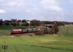 V 160 003 mit dem DGEG-Museumszug als Sonderzug N 25972 bei Remscheid-Lüttringhausen. Im Hintergrund verläuft die Autobahn A 1 (Köln - Bremen). (27.04.1986) <i>Foto: Wolfgang Bügel</i>