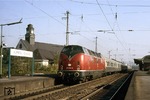 221 129-0 durcheilt mit dem "Säuferzug" E 28368 ins Ahrtal den Bahnhof Wuppertal-Vohwinkel. (26.10.1985) <i>Foto: Joachim Bügel</i>