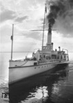 Das 56 m lange Seitenrad-Dampfschiff "München" (Bj.1892) für 700 Passagiere läuft in den Hafen von Lindau am Bodensee ein. (1937) <i>Foto: RVM</i>