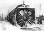 Im strengen russischen Winter 1941/42 konnten auch die aus Deutschland herangeschafften Dampfschneeschleudern, wie hier im Bahnhof Minsk, den Eisenbahnbetrieb nur mühsam aufrecht erhalten. (1941) <i>Foto: RVM (Donath)</i>