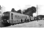 Letzte Vorbereitungen zur Versuchsfahrt mit 05 003, Meßwagen des RZA Grunewald und Bremslok 38 2445 im Bahnhof Brandenburg (Havel). Als Besonderheit hatte Lok 05 003 einen vorne liegenden Führerstand und Steinkohlenstaubfeuerung. (11.10.1937) <i>Foto: RVM</i>