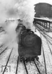 Die Kasselaner 01 043 verlässt im Winter 1941/42 den Frankfurter Hauptbahnhof. (1942) <i>Foto: RVM (Trost)</i>