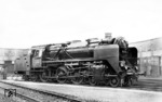 62 004 im Bw Düsseldorf-Abstellbahnhof. Der 1930/31 gebaute Ringlokschuppen im Hintergrund galt mit einem Durchmesser von 140 Metern als Musterprojekt der Deutschen Reichsbahn. Nach einer Restaurierung mit Investitionen von 19 Mio € (!) wird der Ringlokschuppen heute als Anlaufpunkt für Oldtimer-Autofreunde genutzt. (19.12.1931) <i>Foto: DLA Darmstadt</i>